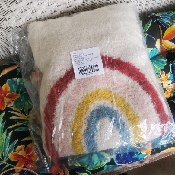 NWT Free People CARRY ON 🌈 Rainbow fuzzy teddy scarf + tote bag set NIP - Picture 6 of 11